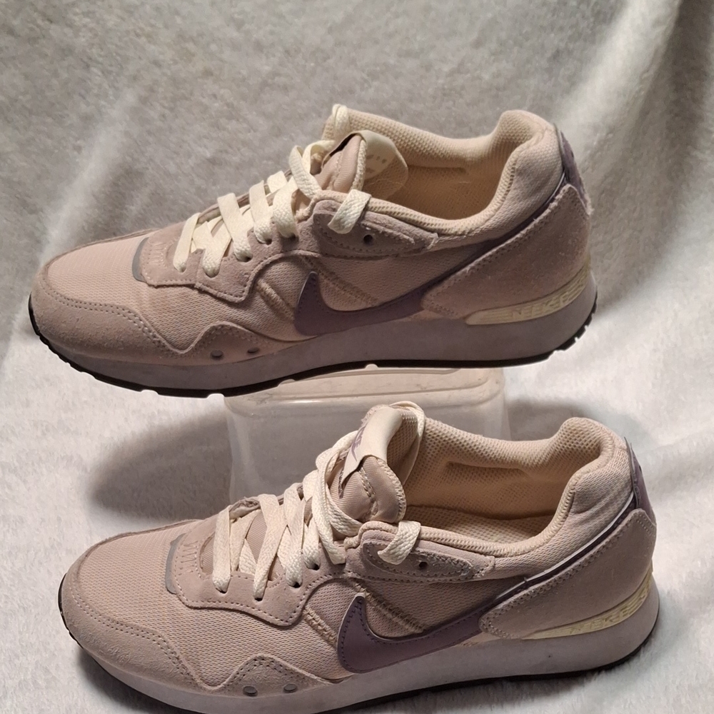 Nike Venture Women's Beige and Purple Sneakers